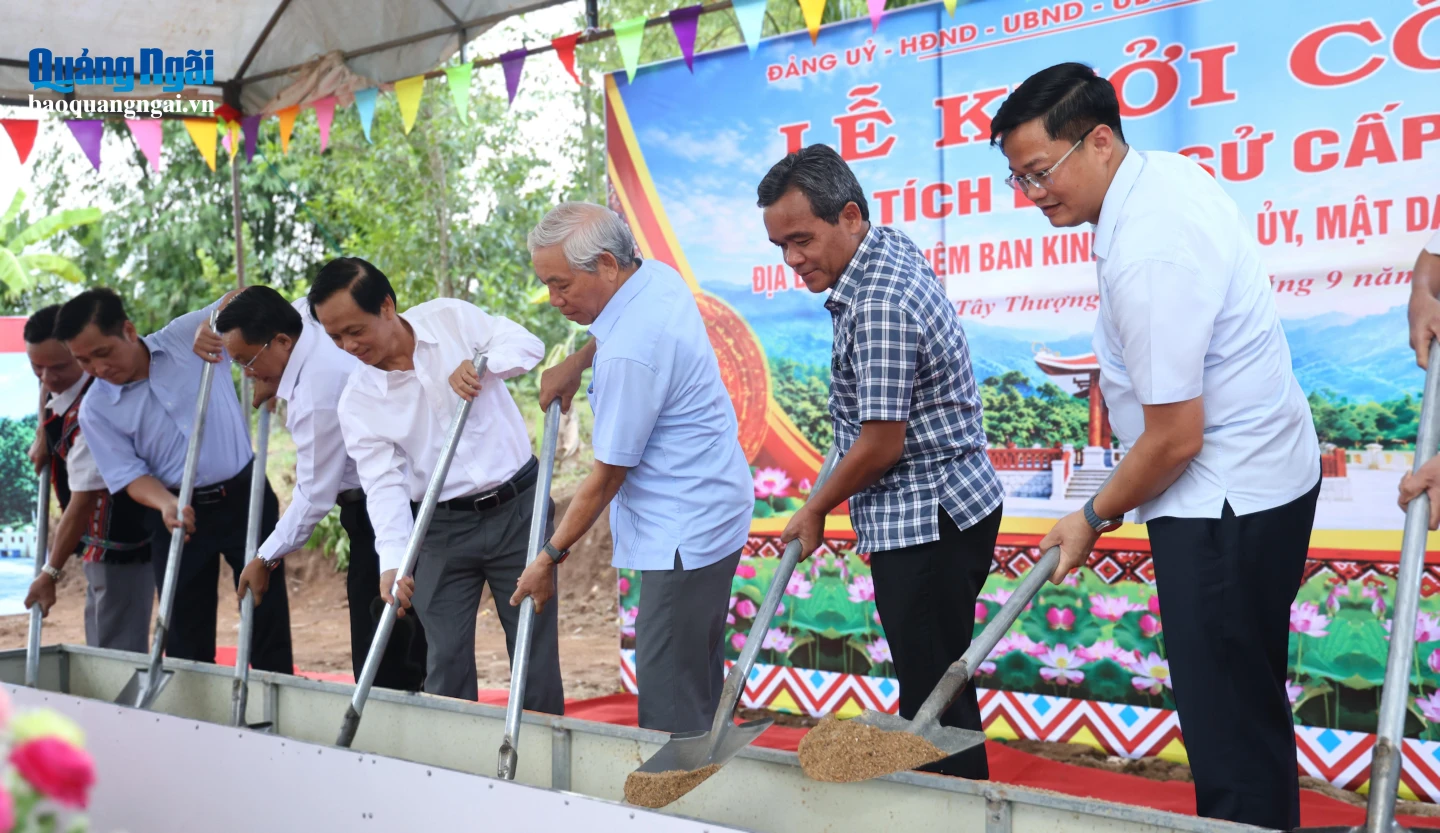 Các đại biểu thực hiện nghi thức khởi công Bia Di tích lịch sử Địa điểm lưu niệm Ban Kinh tài Tỉnh ủy tại thôn Nước Min.