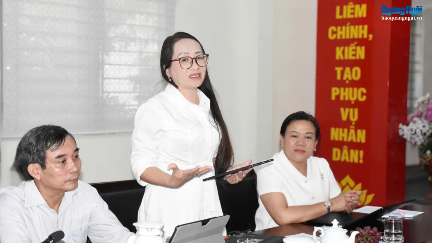 Phó Trưởng đoàn ĐBQH chuyên trách tỉnh Hà Thị Anh Thư trao đổi tại buổi làm việc với phường Cẩm Thành.