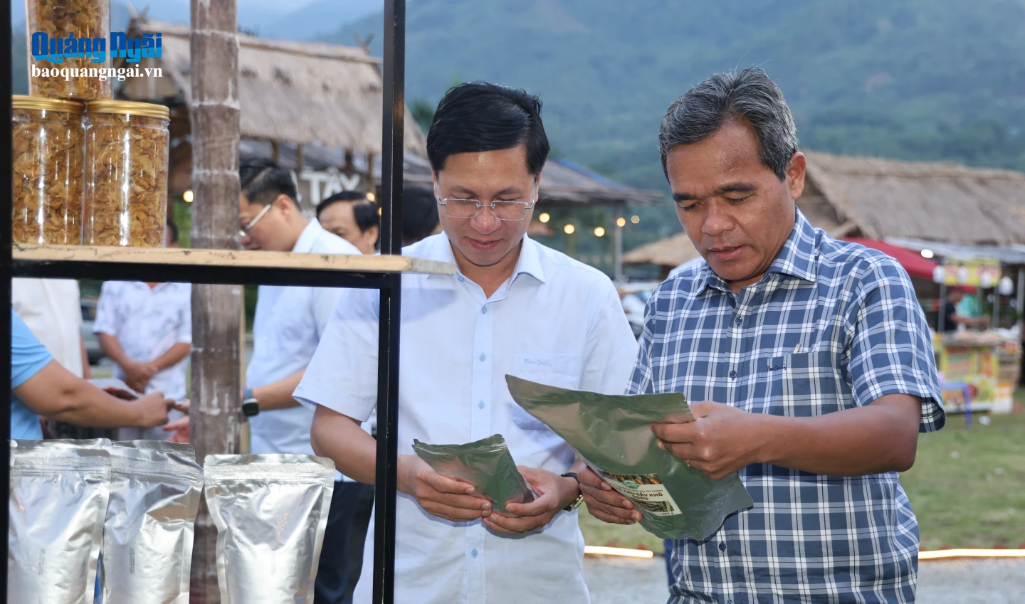 Ủy viên Trung ương Đảng, Bí thư Tỉnh ủy Hồ Văn Niên tham quan các gian hàng tại Chợ phiên Sơn Tây Thượng.