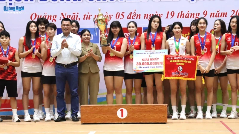 Trao giải Nhất và Cúp cho đội Binh chủng Thông tin - Binh đoàn 19.