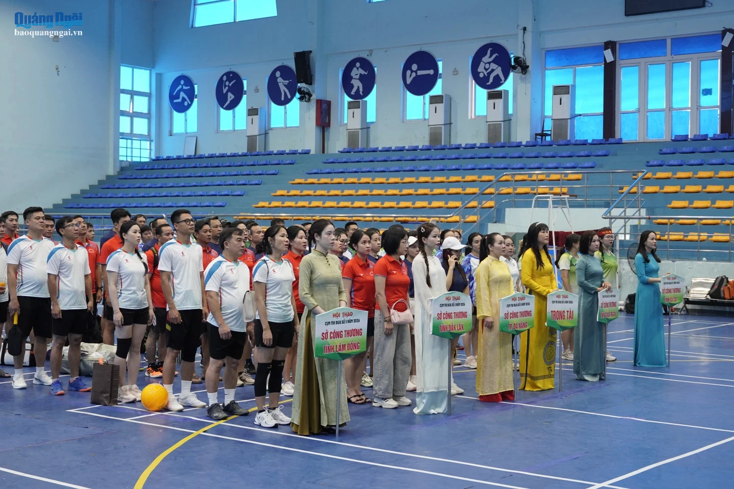 Các đoàn vận động viên tham gia hội thao.