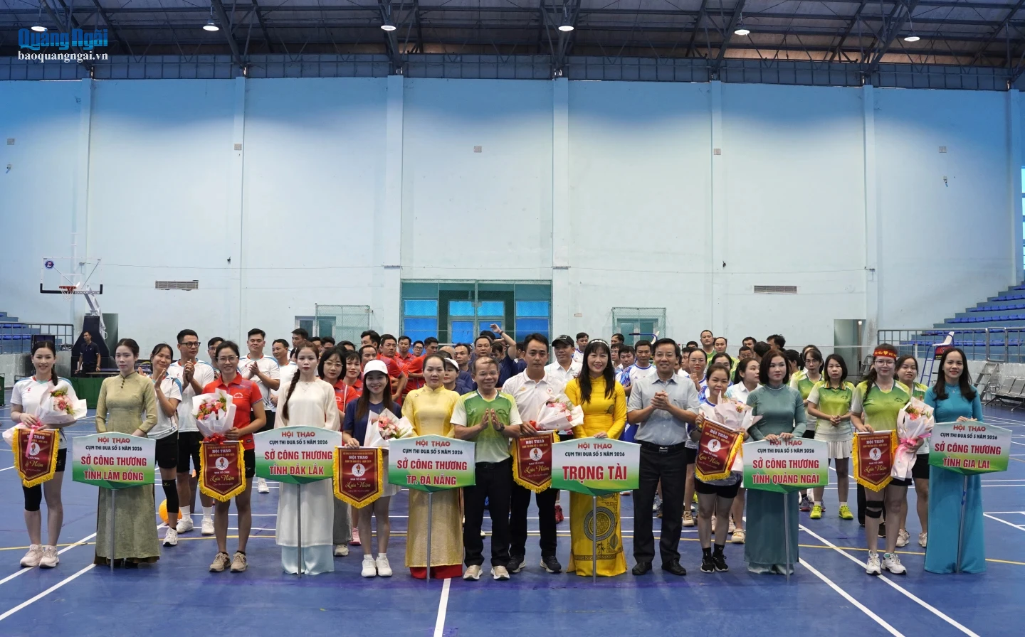 Ban tổ chức tặng hoa và cờ lưu niệm cho các đoàn vận động viên.