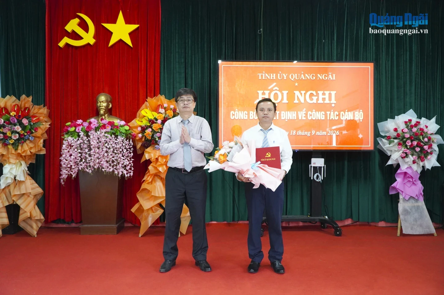 Ủy viên Ban Thường vụ Tỉnh ủy, Phó Chủ tịch HĐND tỉnh Nguyễn Thế Hải trao quyết định cho đồng chí Châu Trọng Hóa.