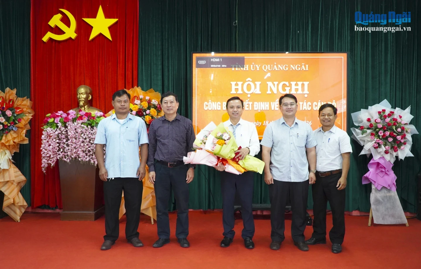 Lãnh đạo Đảng ủy xã Ngọk Tụ và Kon Đào tặng hoa chúc mừng đồng chí Châu Trọng Hóa.