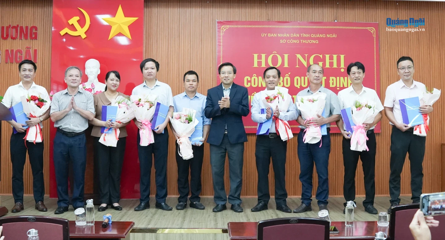 Giám đốc Sở Công Thương Nguyễn Thanh Mân trao các quyết định và tặng hoa chúc mừng các cán bộ, công chức.