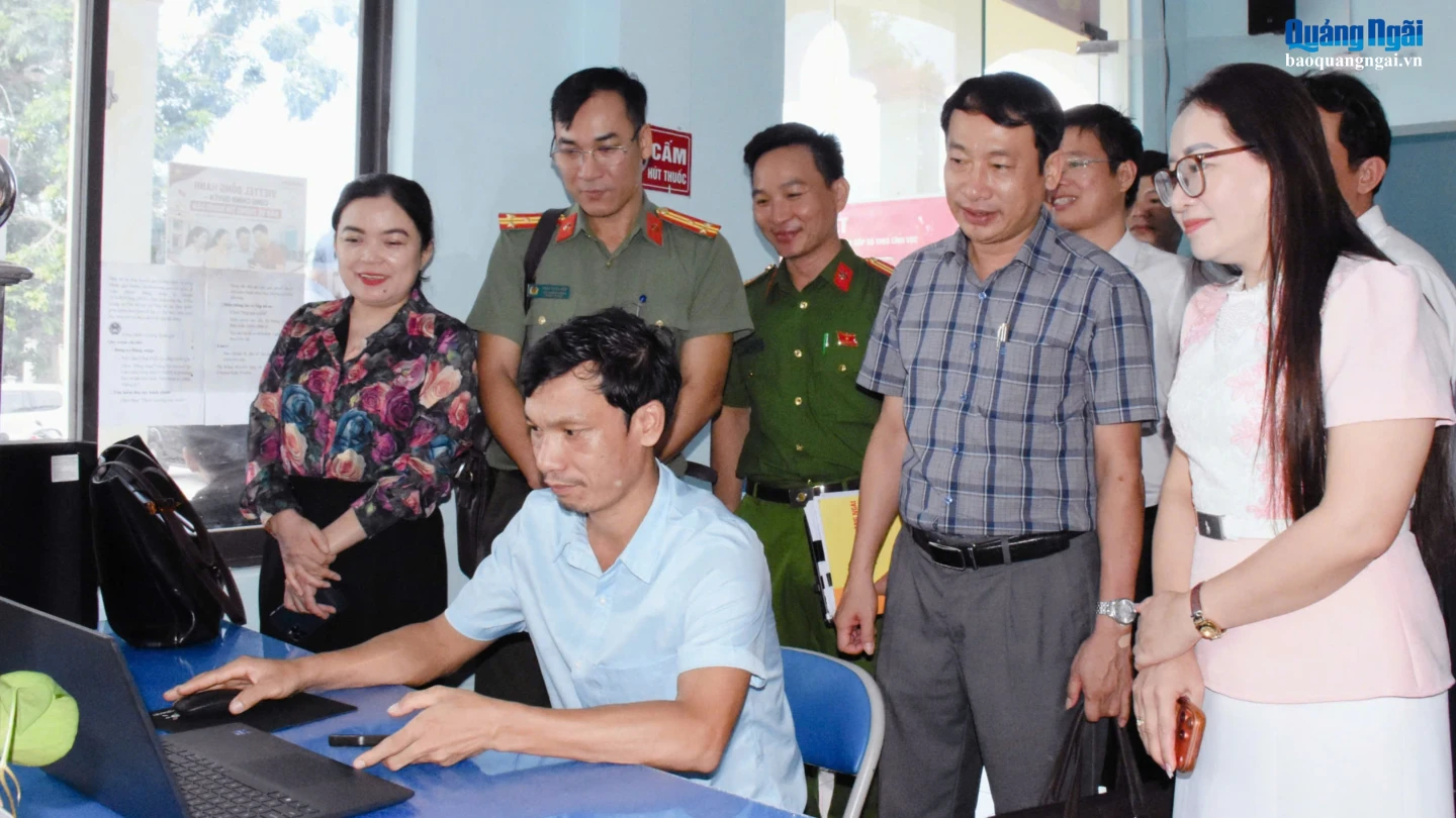 Đoàn công tác giám sát công chức vận hành trang thiết bị tại Trung tâm Phục vụ hành chính công xã Cà Đam.