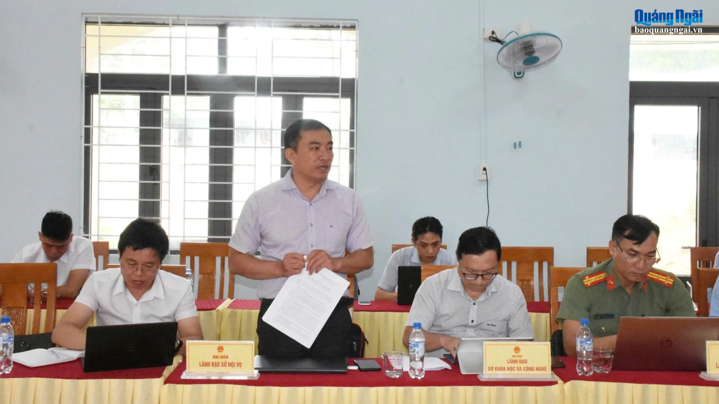 Lãnh đạo Sở Nội vụ trao đổi tại buổi làm việc.