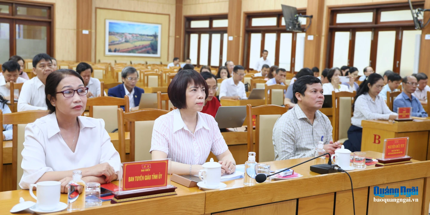 Phó Bí thư Tỉnh ủy, Chủ tịch HĐND tỉnh Nguyễn Đức Tuy và các đại biểu dự hội nghị tại điểm cầu Tỉnh ủy Quảng Ngãi.