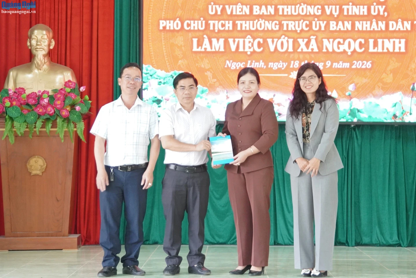 Ủy viên Ban Thường vụ Tỉnh ủy, Phó Chủ tịch Thường trực UBND tỉnh Y Ngọc tặng quà xã Ngọc Linh.