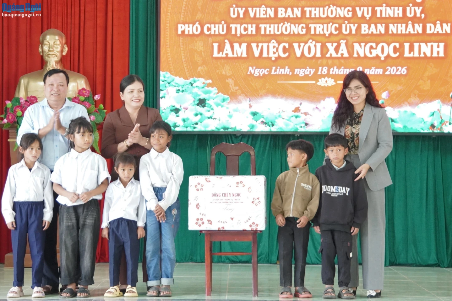 Ủy viên Ban Thường vụ Tỉnh ủy, Phó Chủ tịch Thường trực UBND tỉnh Y Ngọc tặng quà tết Trung thu cho học sinh.