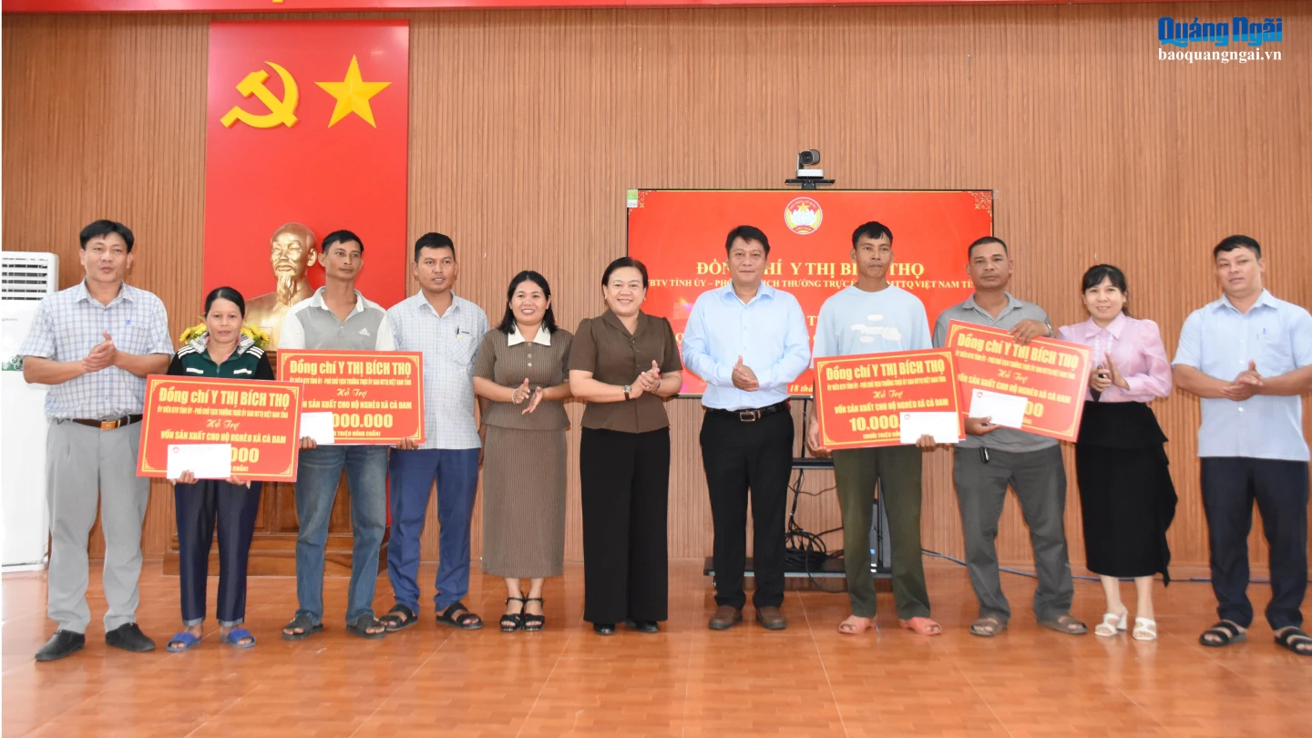 Ủy viên Ban Thường vụ Tỉnh ủy, Phó Chủ tịch Thường trực Ủy ban MTTQ Việt Nam tỉnh Y Thị Bích Thọ và lãnh đạo địa phương chúc mừng các hộ dân được nhận hỗ trợ đợt này.
