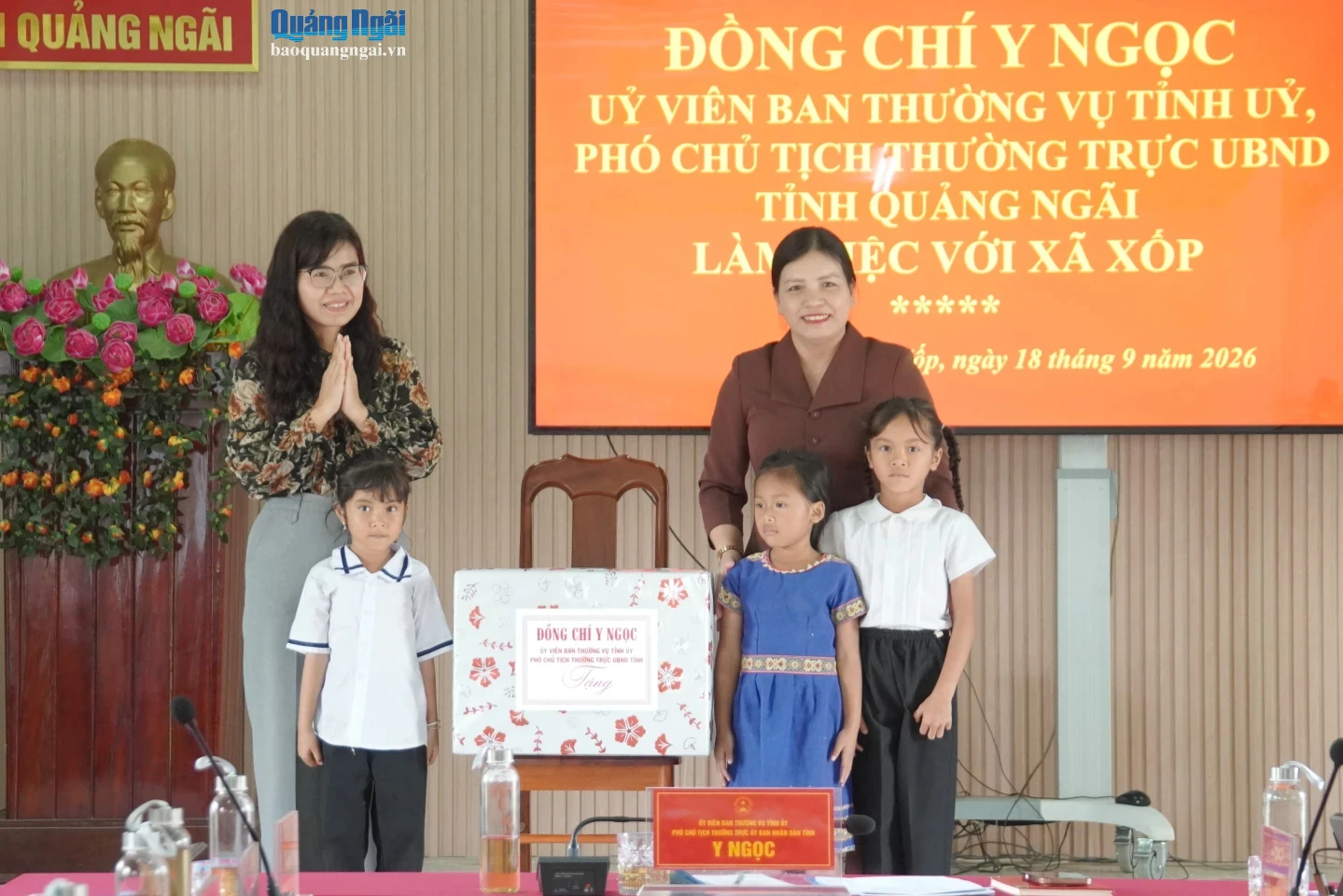 Ủy viên Ban Thường vụ Tỉnh ủy, Phó Chủ tịch UBND tỉnh Y Ngọc tặng quà Tết Trung thu cho học sinh.