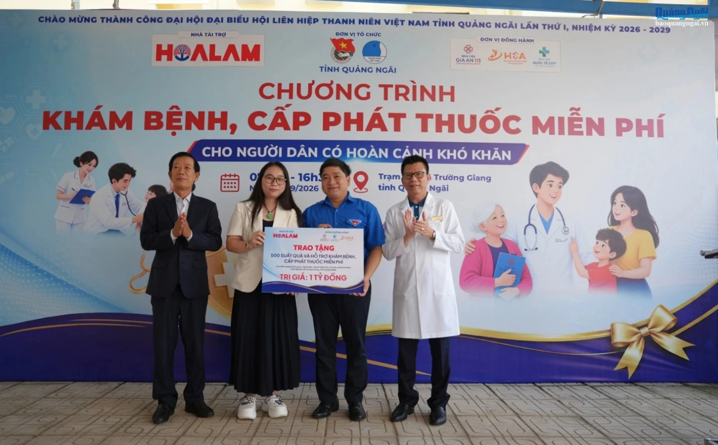 Đại diện các đơn vị trao bảng tượng trưng 500 suất quà cho Tỉnh đoàn Quảng Ngãi để hỗ trợ người dân có hoàn cảnh khó khăn trên địa bàn xã Trường Giang.