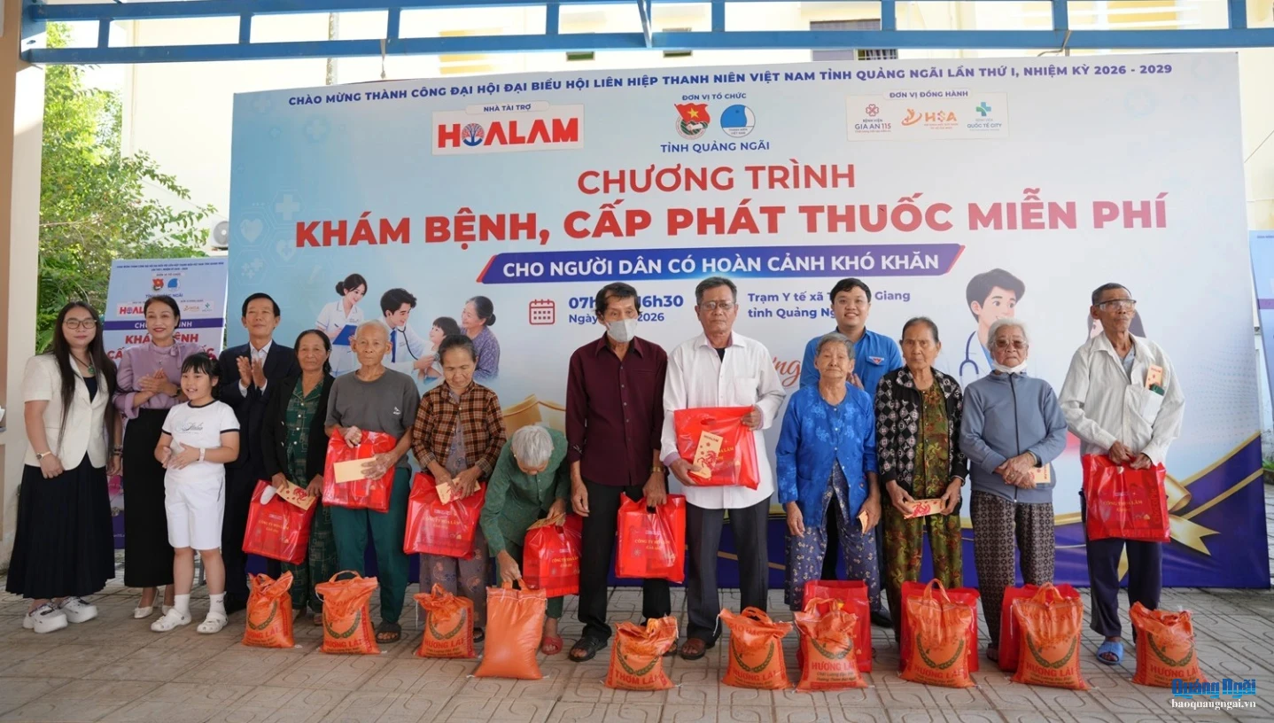 Tặng quà cho người dân có hoàn cảnh khó khăn tại xã Trường Giang.