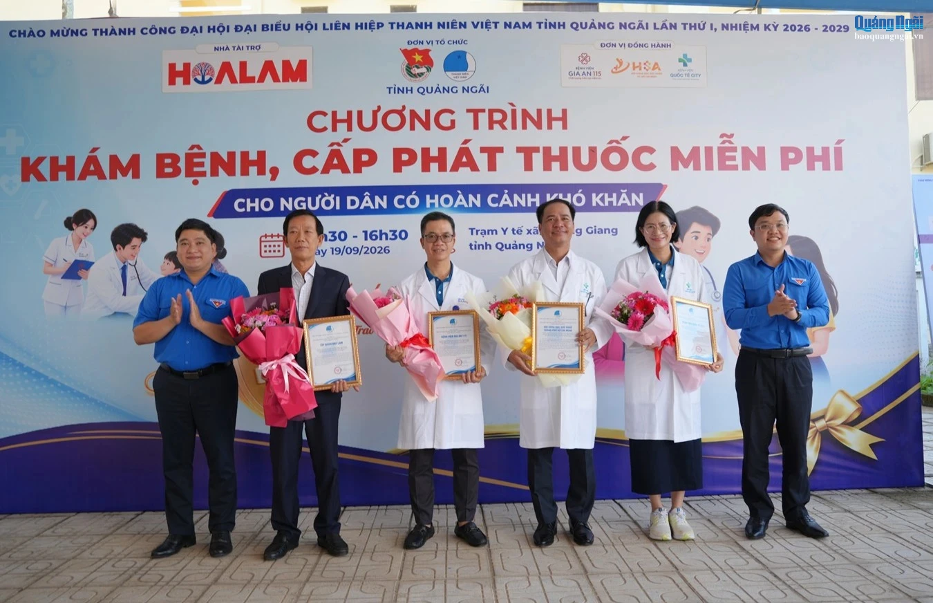 Đại diện Ban tổ chức trao thư cảm ơn và hoa tri ân các đơn vị tài trợ, đồng hành cùng chương trình.