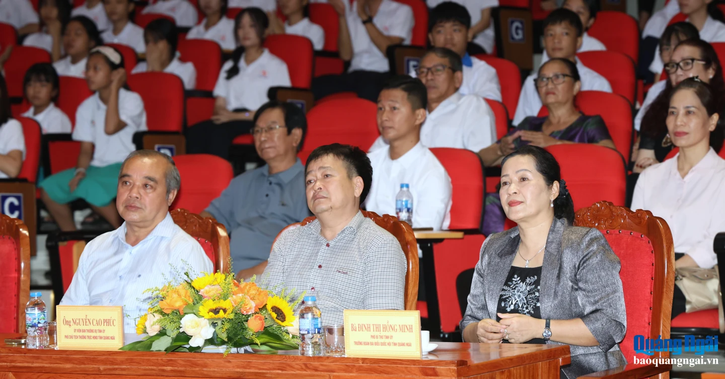 Phó Bí thư Tỉnh ủy, Trưởng đoàn ĐBQH tỉnh Đinh Thị Hồng Minh và các đại biểu dự chương trình.