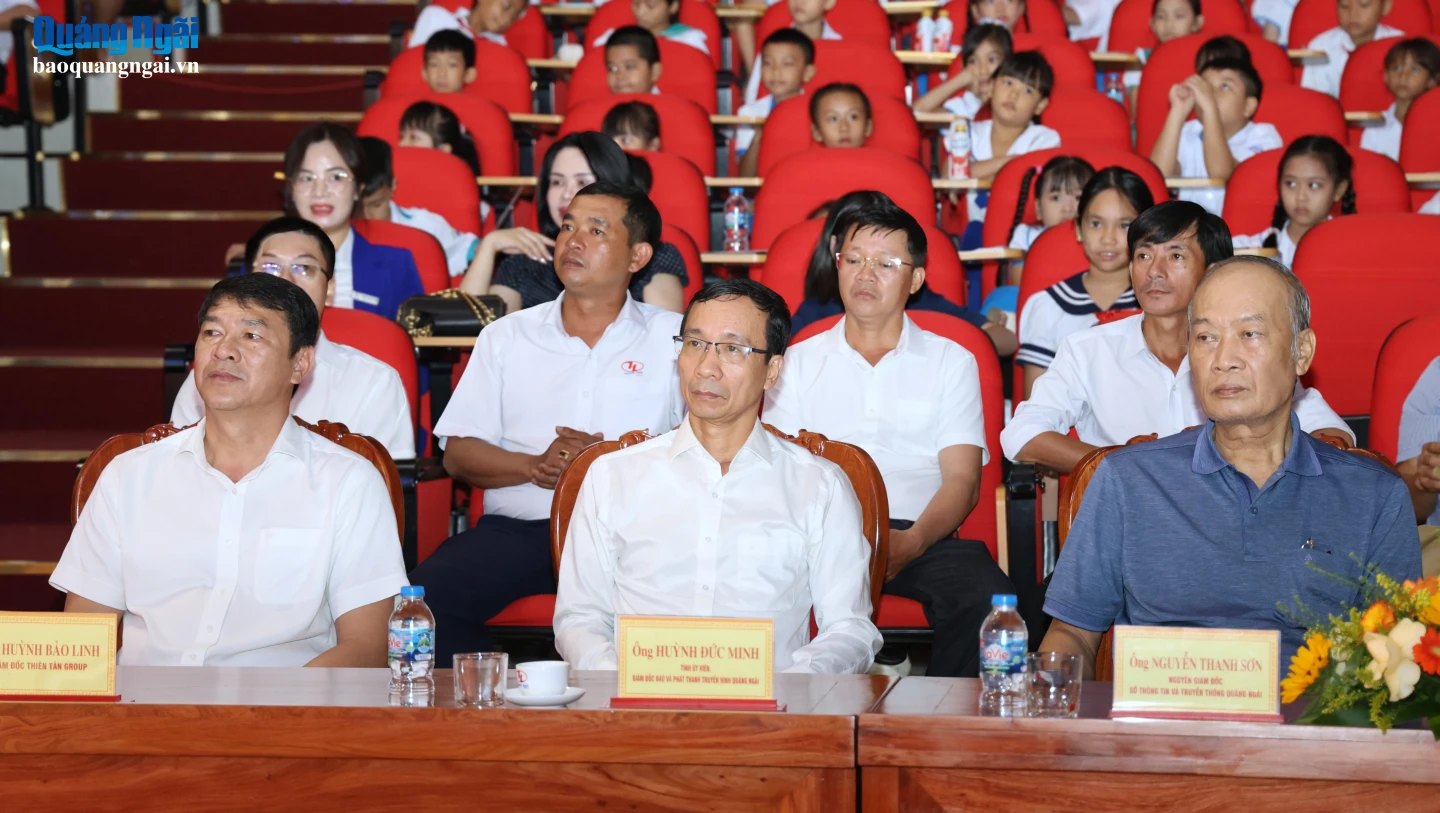 Các đại biểu tham dự chương trình.