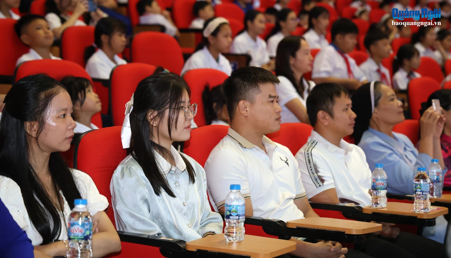 Các em là thành viên chương trình “Chân trời ước mơ” tham dự chương trình.