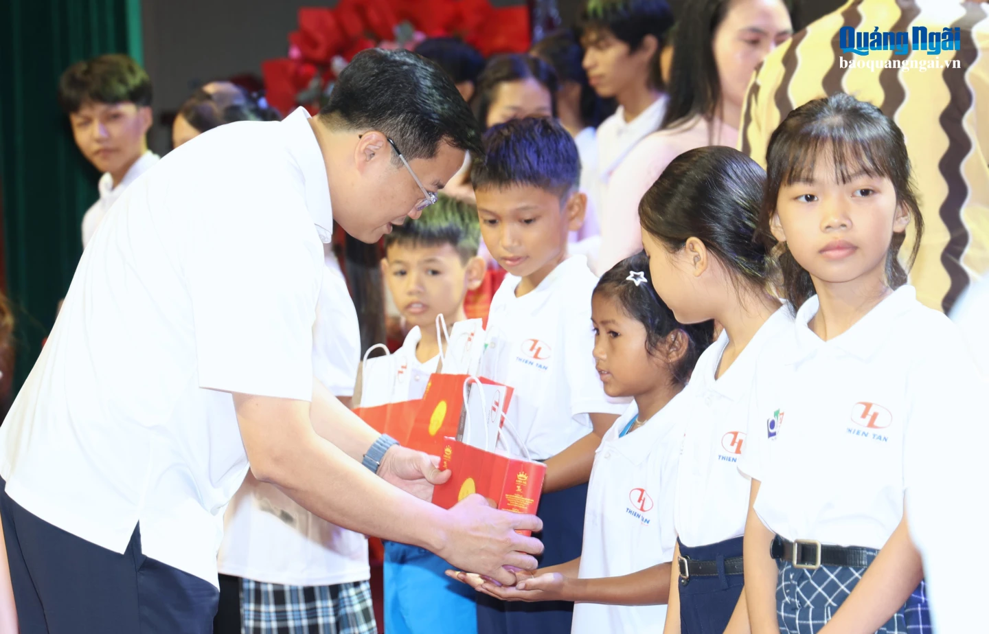 Phó Bí thư Tỉnh ủy, Chủ tịch UBND tỉnh Nguyễn Đức Tâm trao quà Trung thu cho các cháu thiều nhi.
