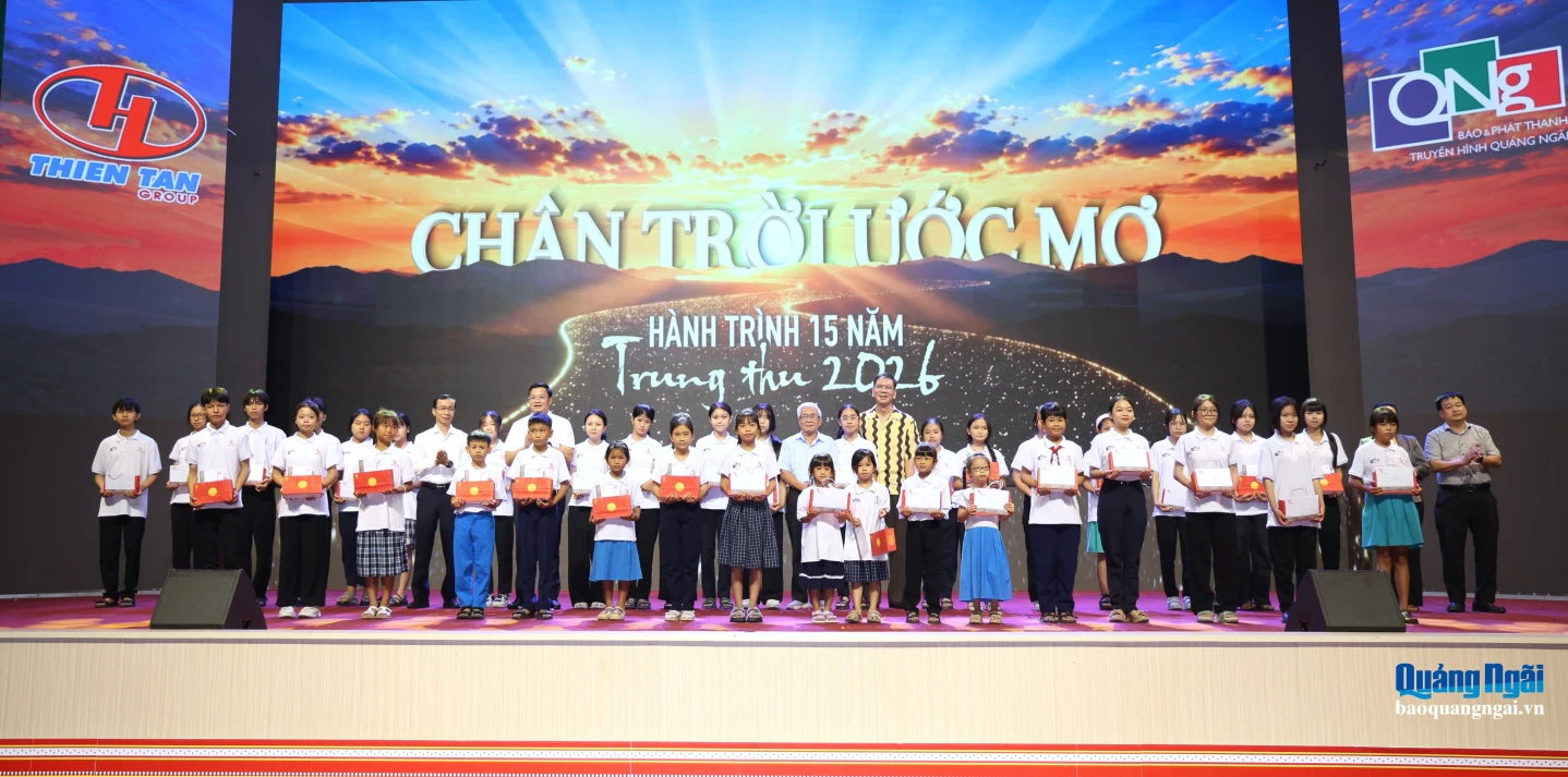 Các đồng lãnh đạo tỉnh và Ban tổ chức chương trình tặng quà Trung thu cho các cháu thiếu nhi.