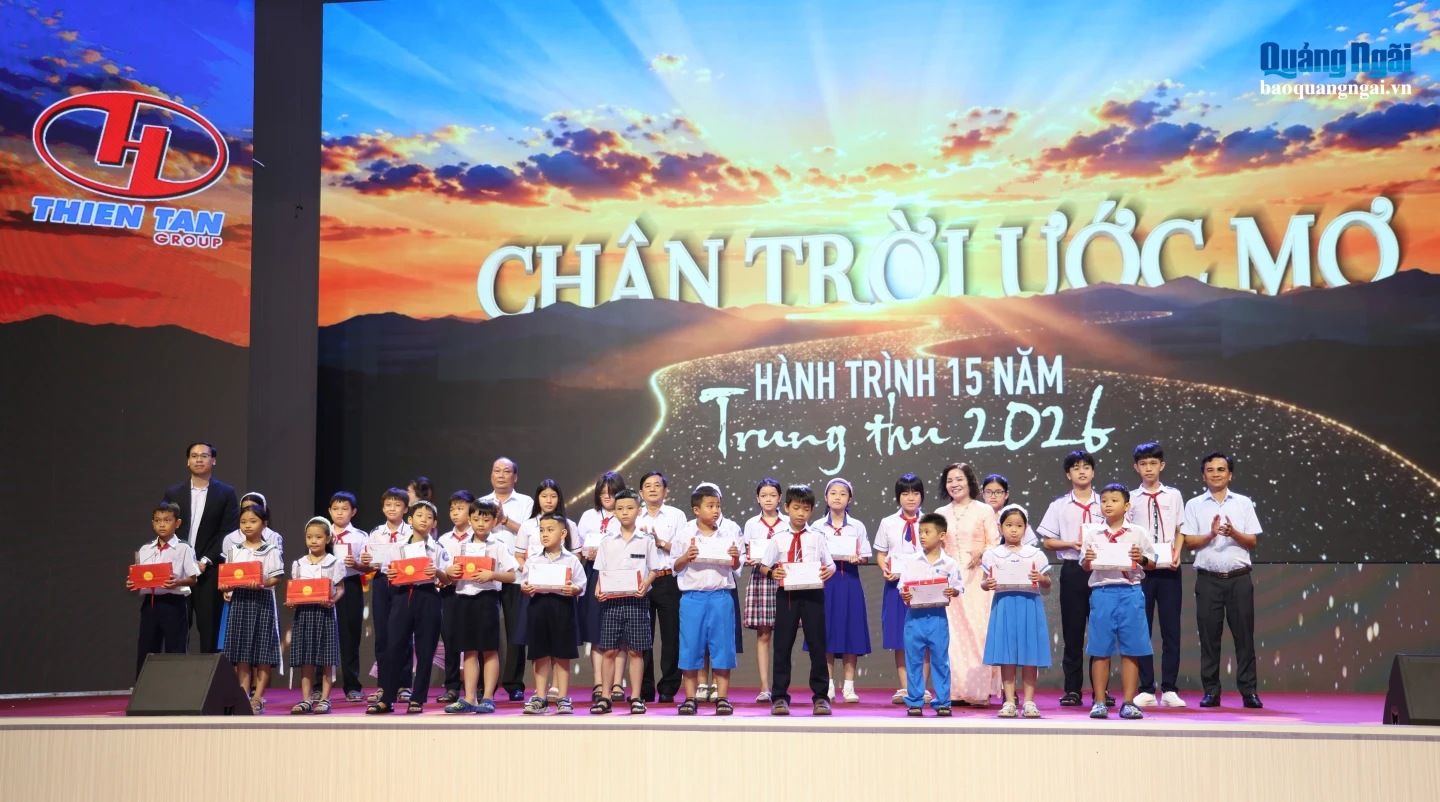 Những phần quà Trung thu được trao đến các em có hoàn cảnh khó khăn.