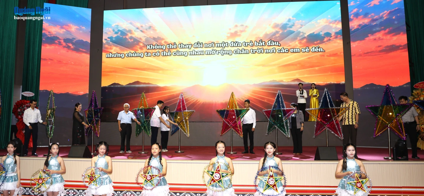 Các đại biểu thực hiện nghi thức “Thắp sáng chân trời ước mơ” tại chượng trình.