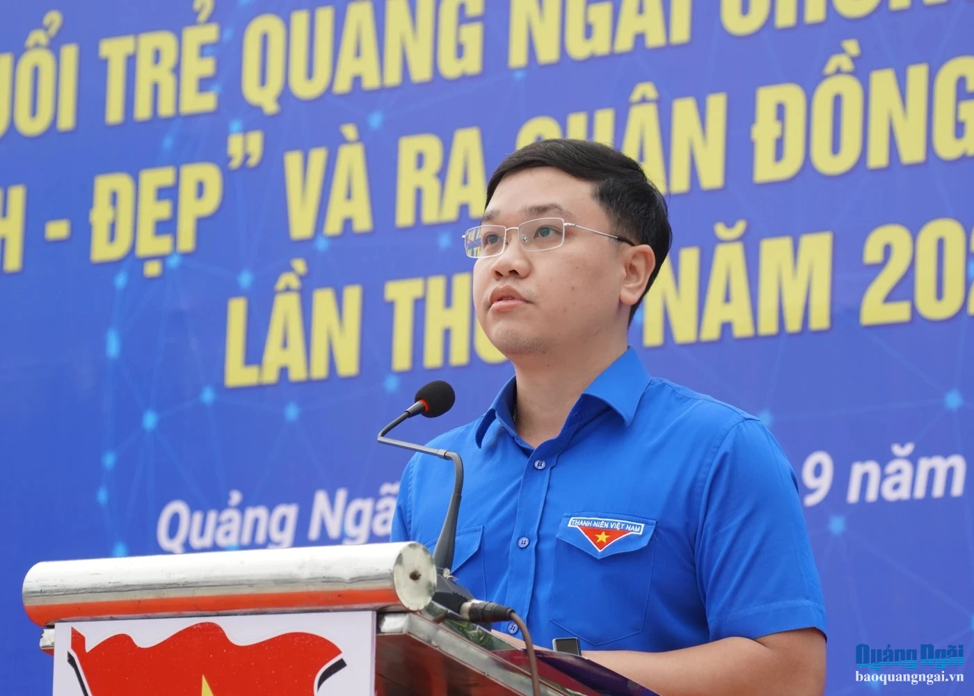 Anh Nguyễn Văn Mạnh - Bí thư Tỉnh đoàn phát động phong trào “Tuổi trẻ Quảng Ngãi chung tay bảo vệ môi trường sáng - xanh - sạch - đẹp”.