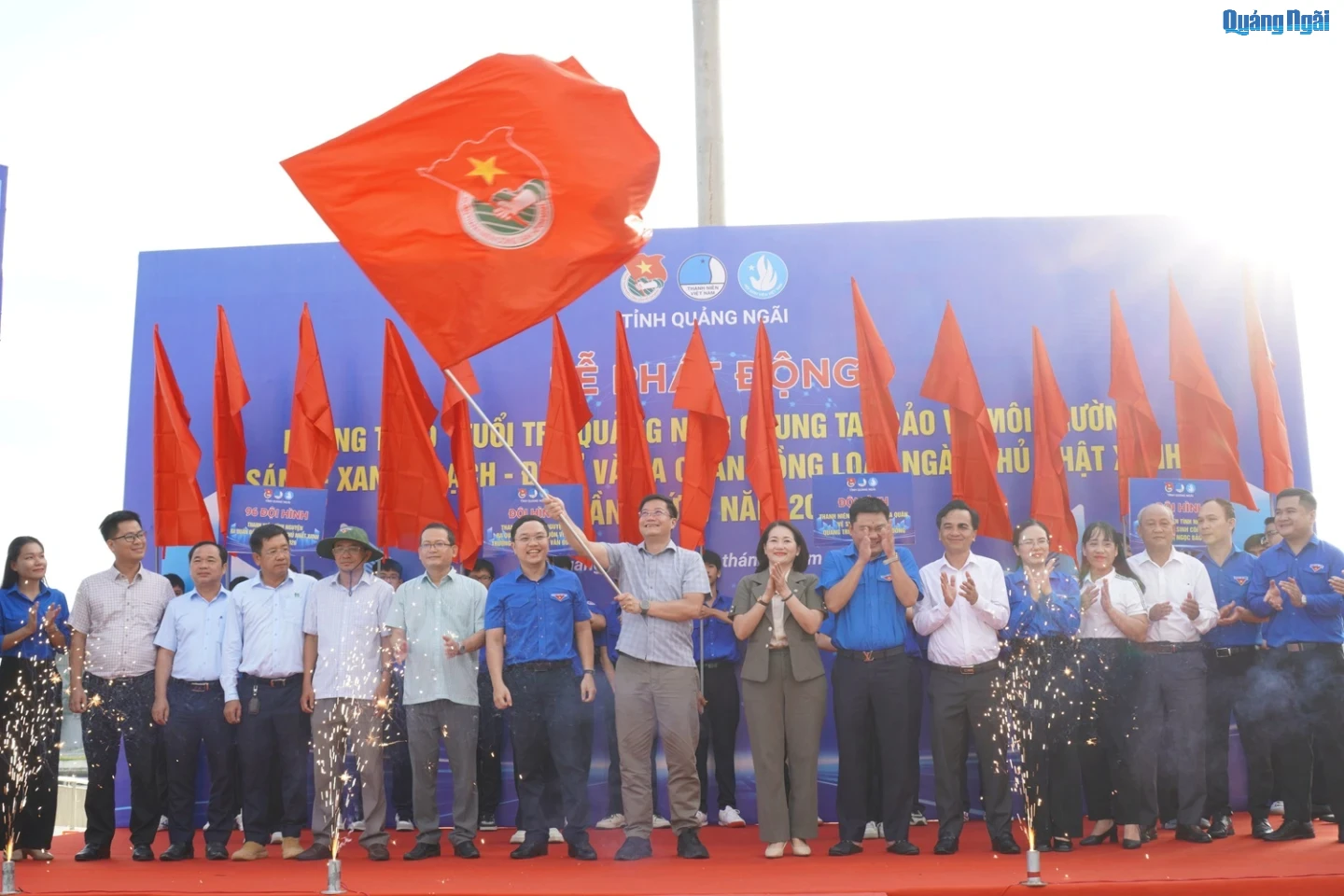 Phó Bí thư Tỉnh ủy, Chủ tịch UBND tỉnh Nguyễn Đức Tâm phất cờ phát động phong trào bảo vệ môi trường.