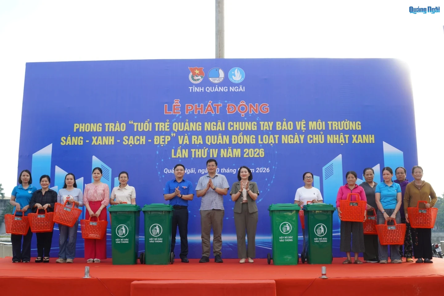 Ban Thường vụ Tỉnh đoàn trao thùng đựng rác và giỏ đi chợ thân thiện với môi trường cho Tổ dân phố 8, phường Cẩm Thành.