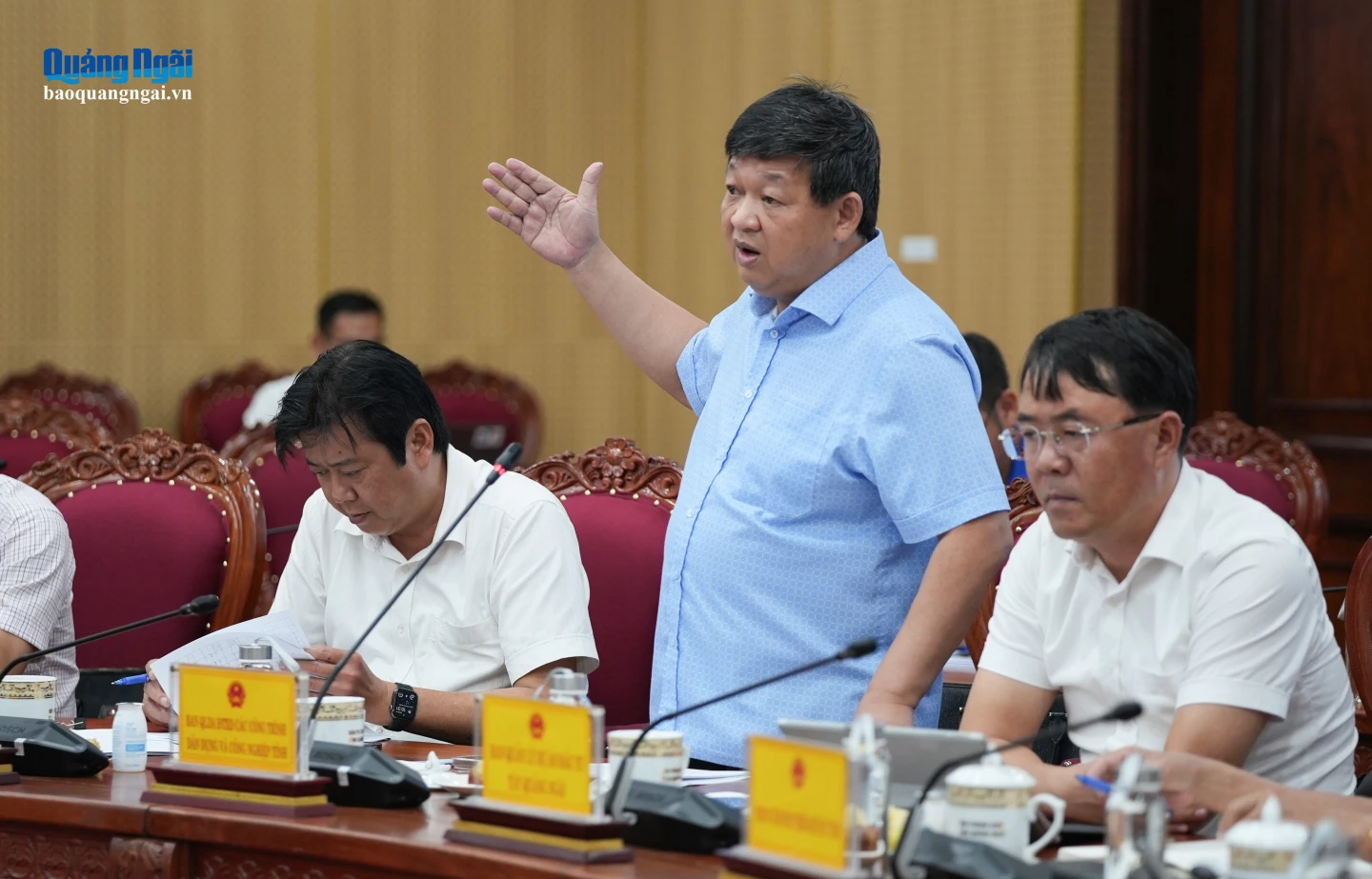 Lãnh đạo Ban Quản lý dự án Đầu tư xây dựng các công trình dân dụng và công nghiệp tỉnh phát biểu tại cuộc họp.