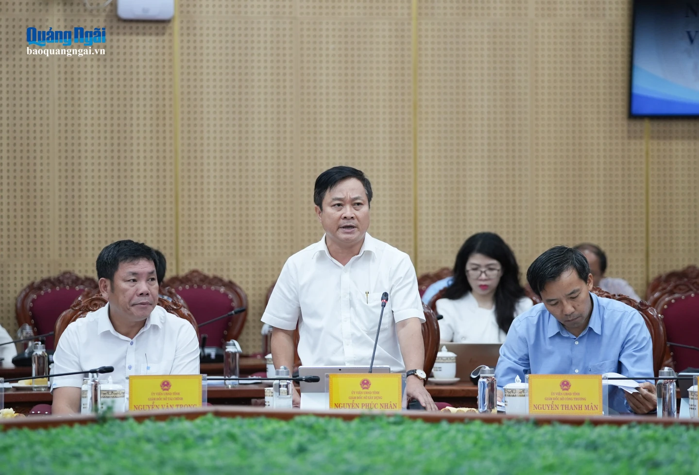 Lãnh đạo Sở Xây dựng phát biểu tại cuộc họp.