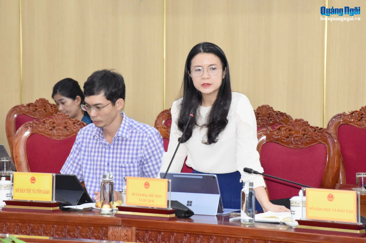 Bà Huỳnh Thị Thu Thủy - Phó Giám đốc Sở VH,TT&DL, báo cáo tại cuộc họp.