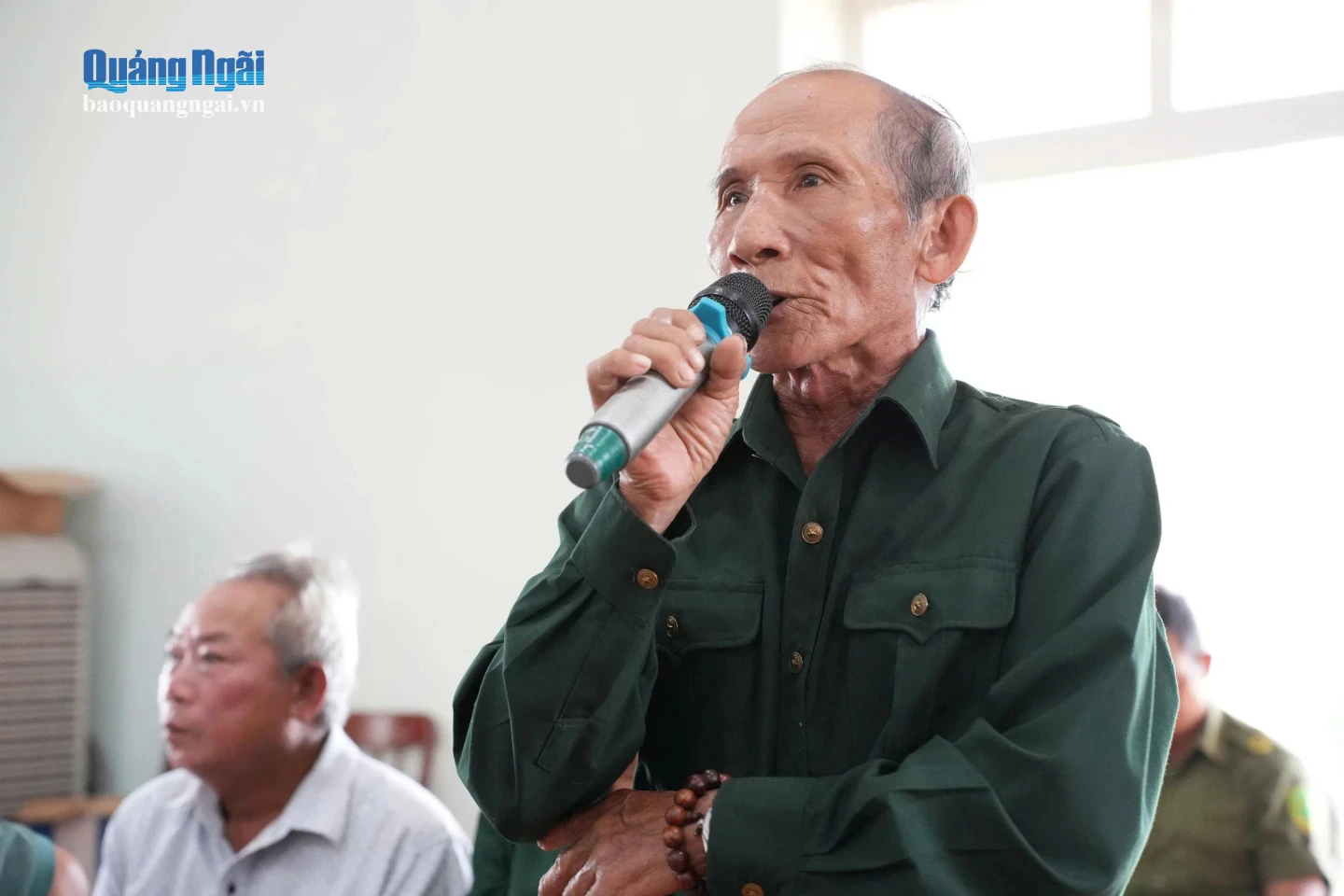 Người dân nêu kiến nghị tại hội nghị đối thoại.