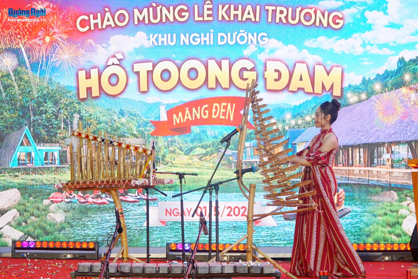 Chị Y Rum trình diễn tại lễ khai trương điểm du lịch nghỉ dưỡng hồ Toong Đam, xã Măng Đen.