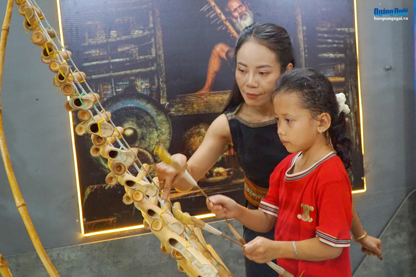 Chị Y Rum tâm huyết truyền dạy kỹ thuật đánh đàn t'rưng cho thế hệ trẻ.