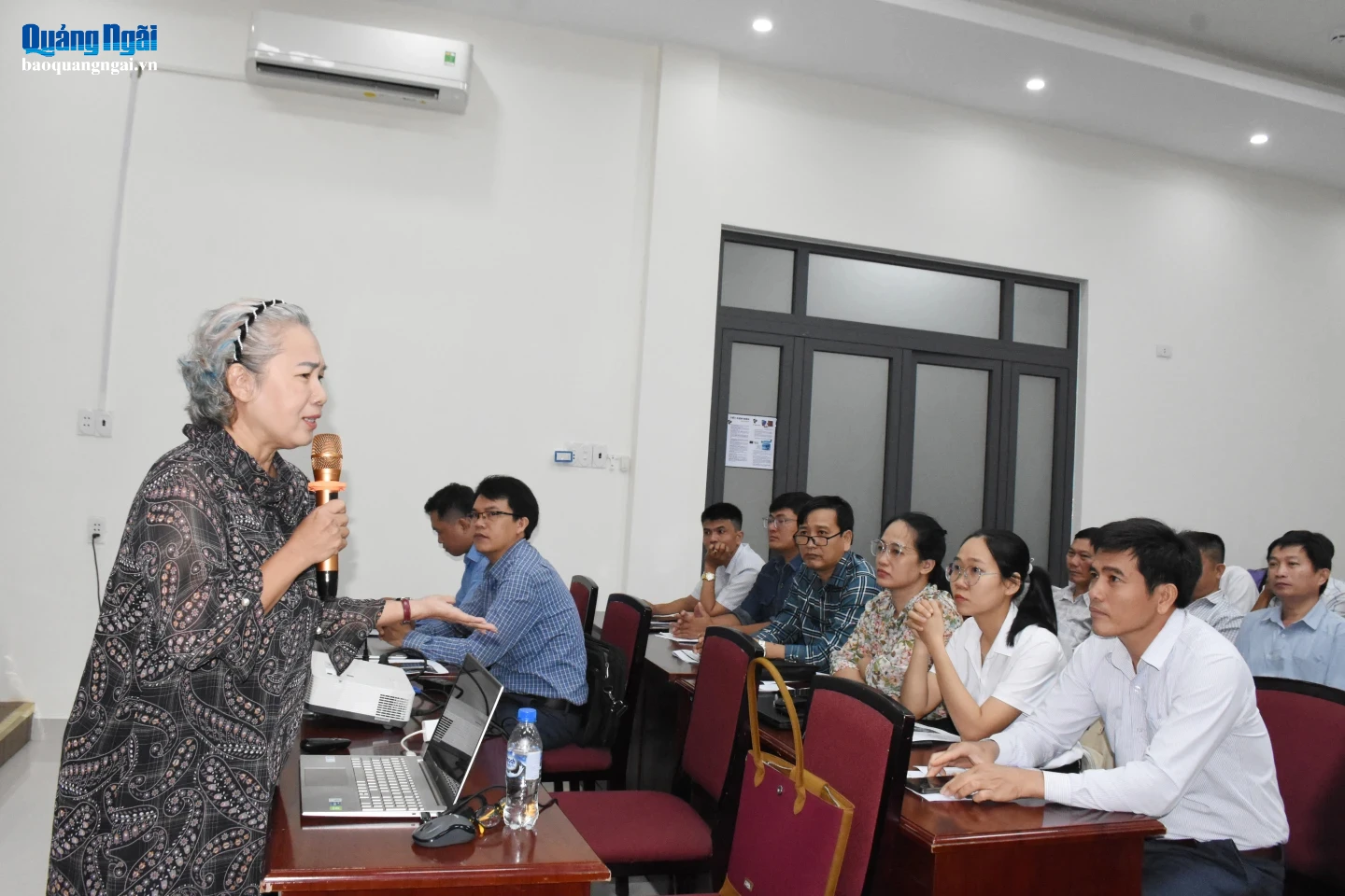 Tiến sĩ Nguyễn Hồng Anh - Giảng viên Trường Đại học Quốc tế phổ biến các chuyên đề đến học viên.