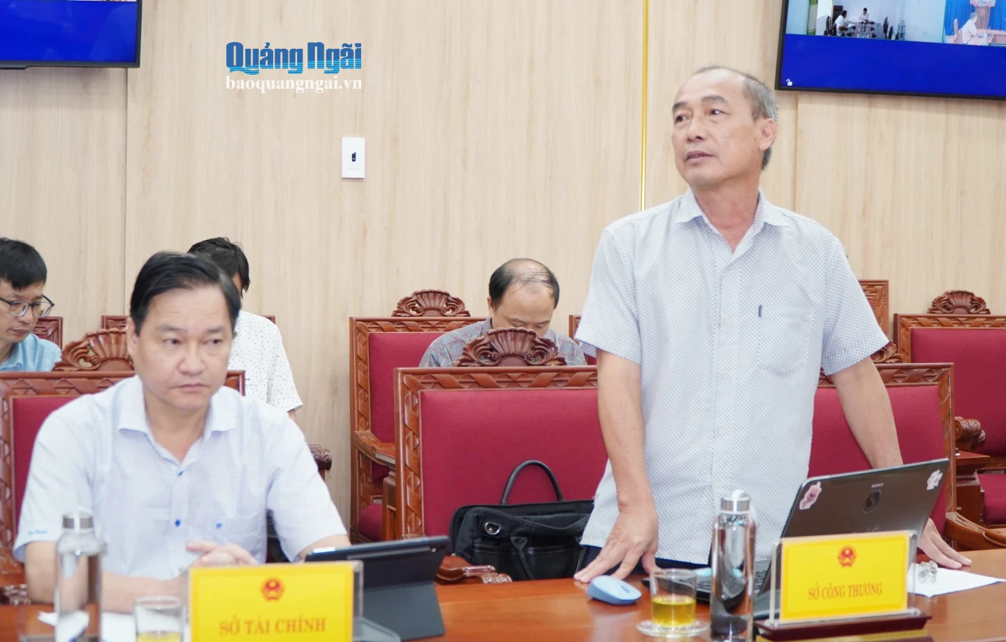 Đại diện Sở Công thương báo cáo tình hình giải quyết vướng mắc về vật liệu xây dựng trên địa bàn xã Măng Đen.