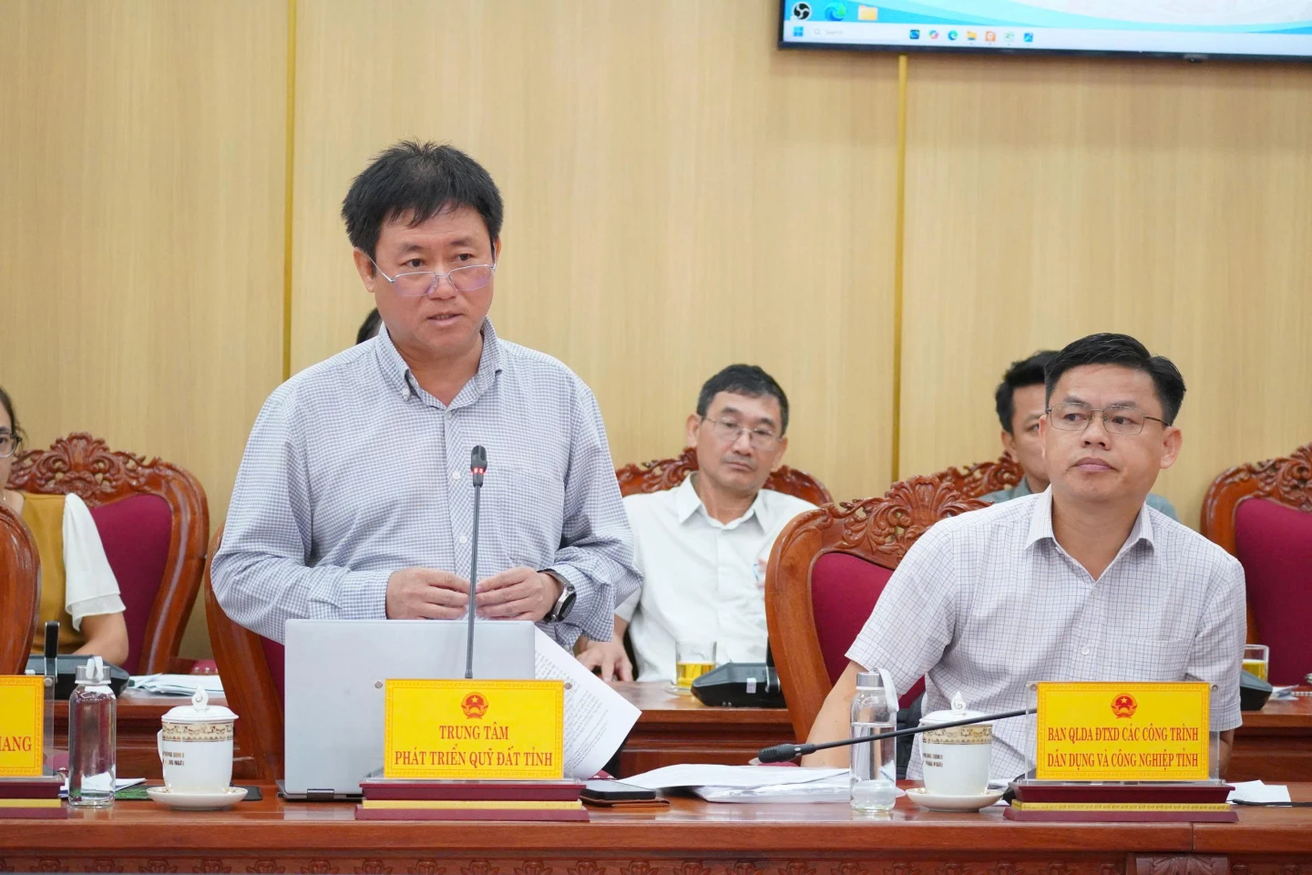 Lãnh đạo Trung tâm Phát triển quỹ đất tỉnh Quảng Ngãi phát biểu tại cuộc họp.