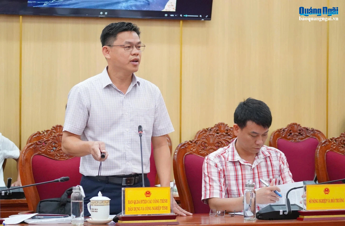 Lãnh đạo Ban Quản lý dự án Đầu tư xây dựng các công trình dân dụng và công nghiệp tỉnh Quảng Ngãi phát biểu tại cuộc họp.