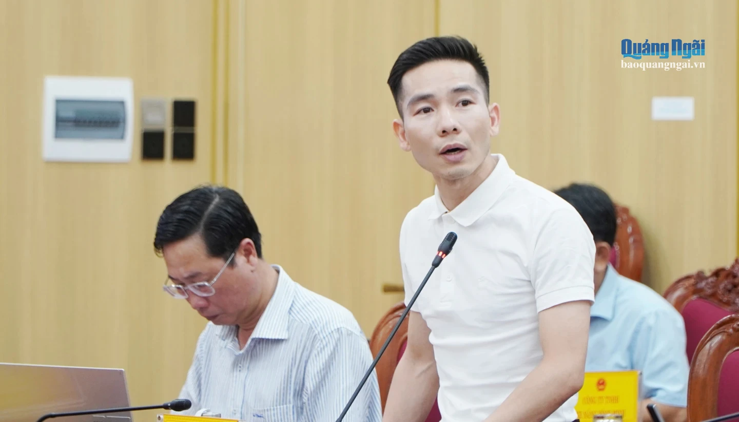 Nhà đầu tư báo cáo kết quả nghiên cứu đầu tư dự án tại xã Tư Nghĩa trước cuộc họp.
