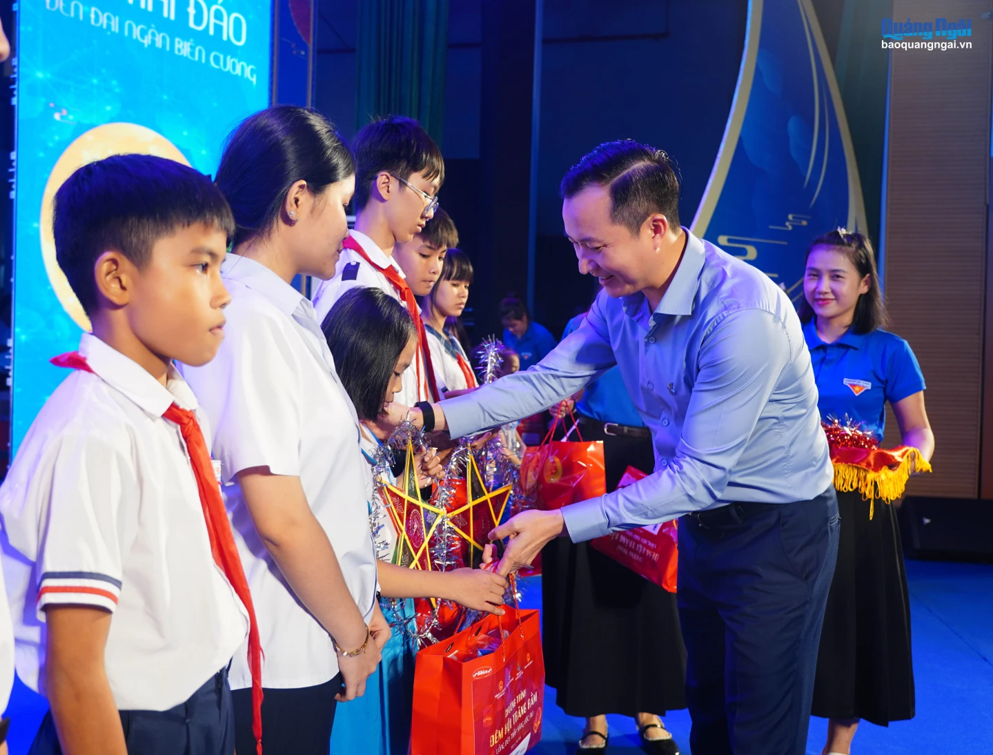 Ông Phạm Minh Nghĩa - Phó Tổng Giám đốc Tổng Công ty Lọc hóa dầu Việt Nam trao quà trung thu cho các em nhỏ.