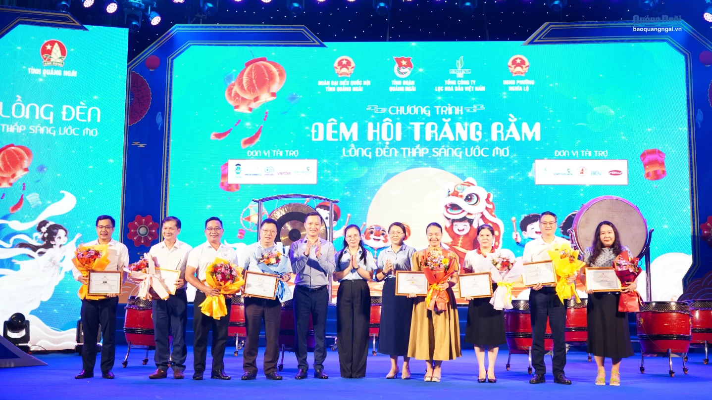 Ban tổ chức tặng hoa và trao thư cảm ơn các đơn vị đồng hành cùng chương trình.