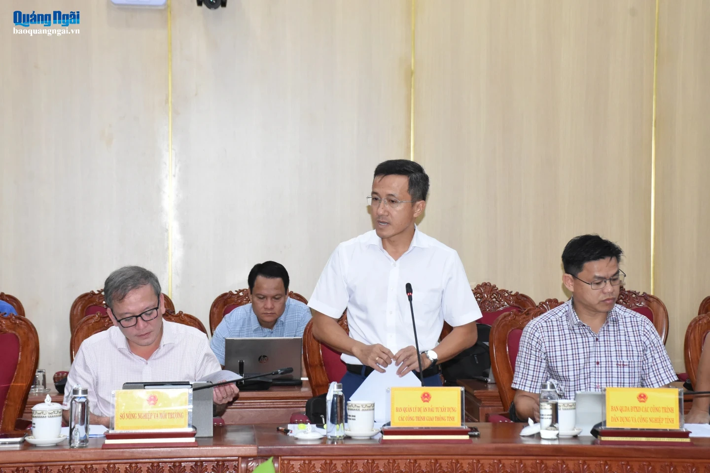 Ông Đỗ Vũ Bảo - Phó Giám đốc Ban quản lý Dự án đầu tư các công trình giao thông tỉnh báo cáo tại cuộc họp.