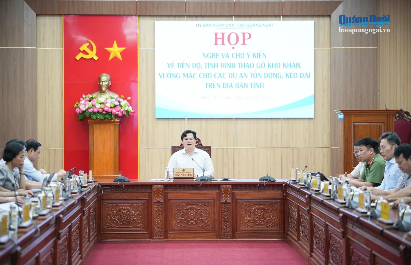 Phó Chủ tịch UBND tỉnh Trần Phước Hiền chủ trì cuộc họp.