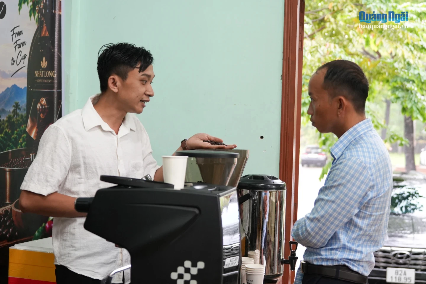 Anh Nguyễn Duy Long, chủ xưởng rang cà phê Nhất Long, xã Thọ Phong, giới thiệu nguồn gốc cà phê của xưởng.