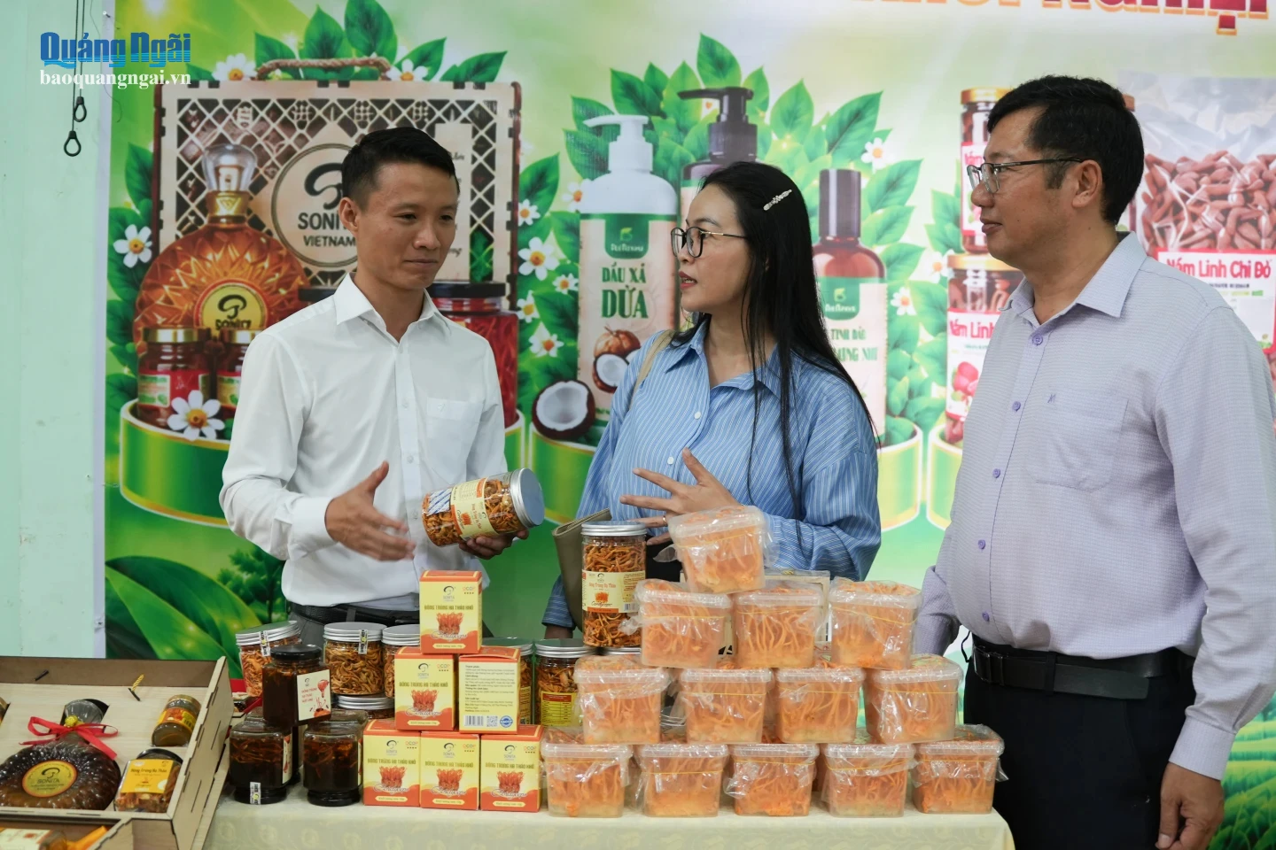 Anh Trương Quang Ninh - Chủ nhiệm Câu lạc bộ Khởi nghiệp xã Thọ Phong, giới thiệu sản phẩm nấm đông trùng hạ thảo tới đại biểu.