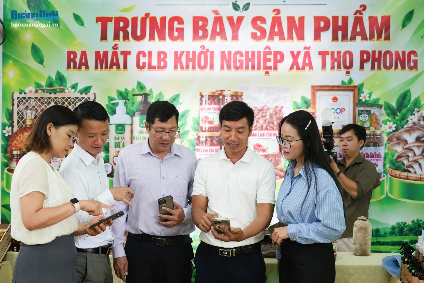 Hướng dẫn đưa các sản phẩm khởi nghiệp của địa phương lên các nền tảng số.