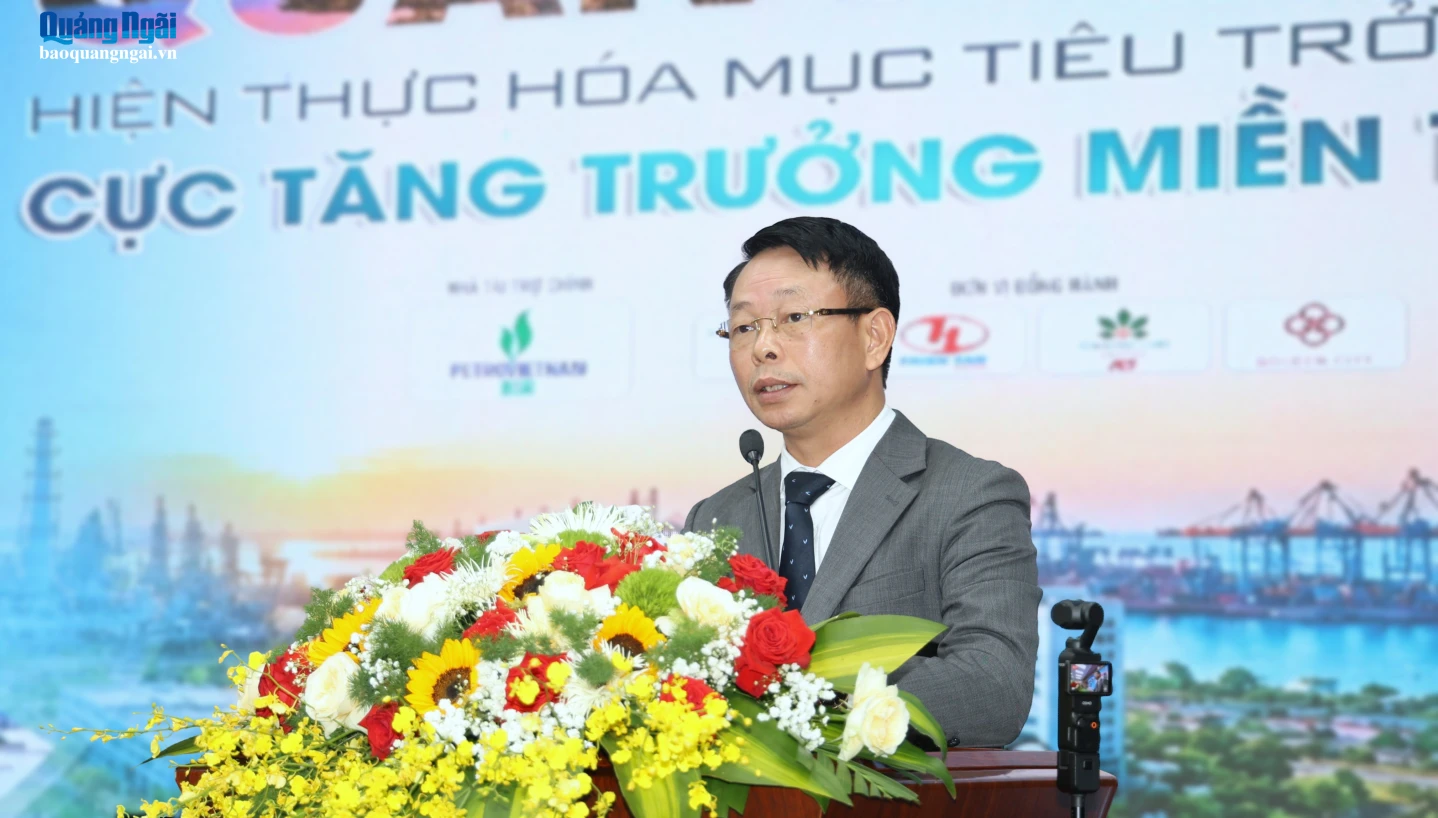 Nhà báo Phùng Công Sưởng- Tổng Biên tập báo Tiền phong phát biểu tại hội thảo.