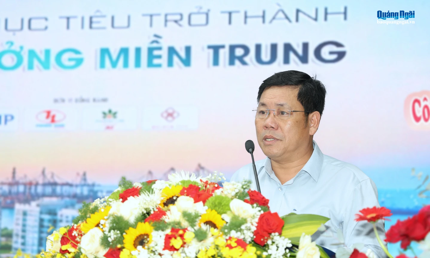 Ông Nguyễn Văn Trọng - Giám đốc Sở Tài chính Quảng Ngãi tham luận tại hội thảo.