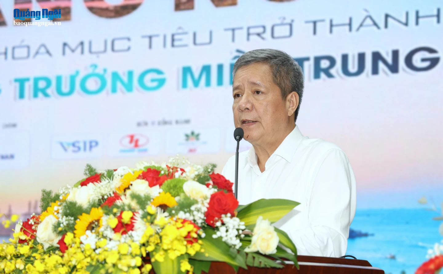 Ông Bùi Quốc Hùng - Phó Cục trưởng Cục Điện lực (Bộ Công Thương) tham luận tại hội thảo.